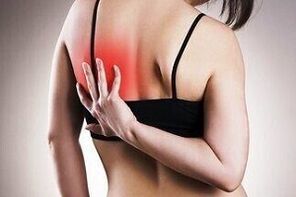 douleur sous l'omoplate gauche du dos