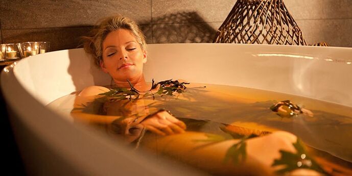 bain thérapeutique pour l'arthrose de l'articulation de l'épaule.