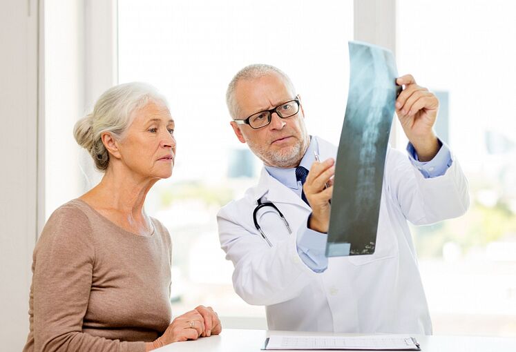 Le médecin détermine l'ostéochondrose cervicale chez un patient à l'aide de rayons X.